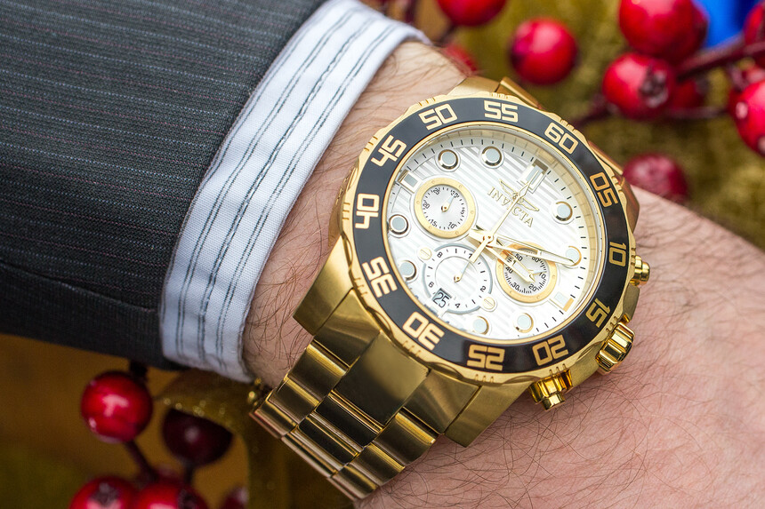 Greșeală: La o ținută lejeră, Invicta sunt în regulă, dar la sacou? Sunt prea mari și prea ostentative.