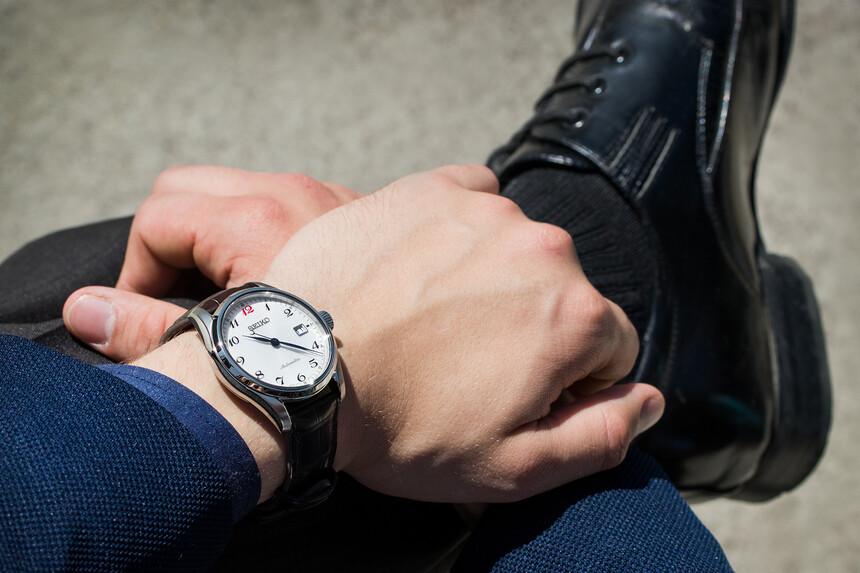 Alegere perfectă: cureaua neagră se asortează cu pantofii negri.