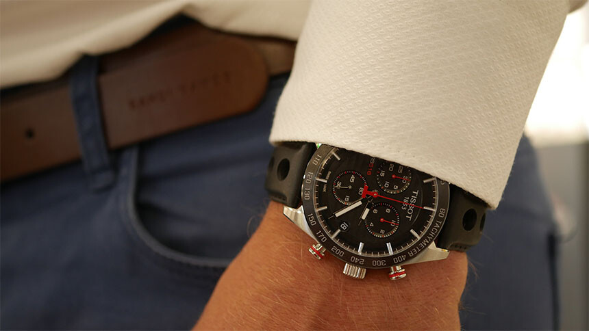 Greșeală: Cureaua pantalonilor și cureaua ceasului nu se asortează. Ca să nu mai vorbim de stilul per ansamblu, eminamente sport. Asta n-ar trece la o festivitate de absolvire.