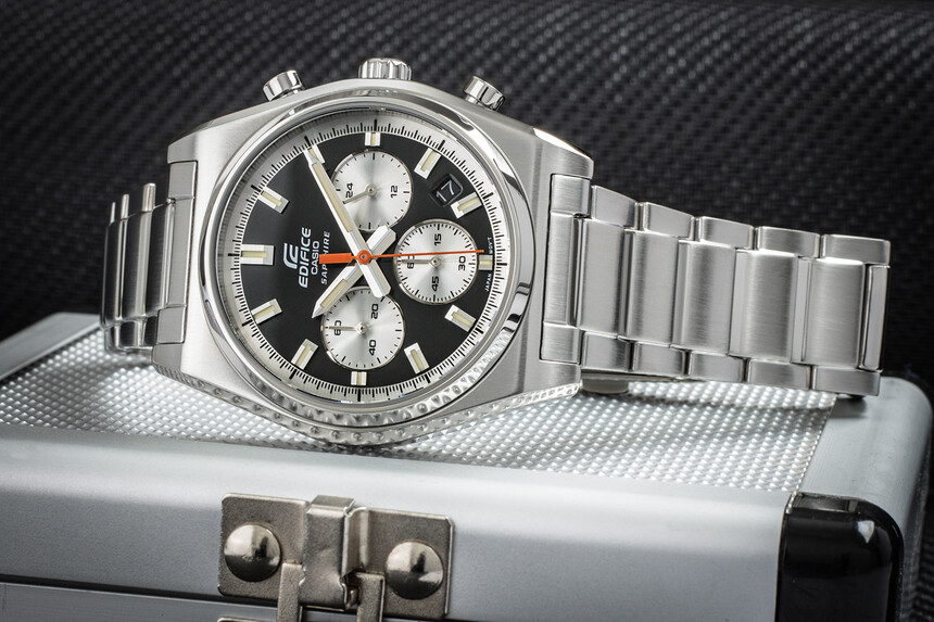 Casio Edifice EFB-730 cu cadran negru.