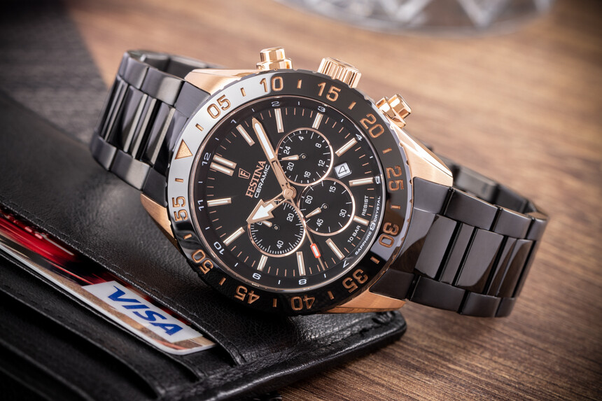 Festina Ceramic cu carcasă neagră și brățară din oțel.