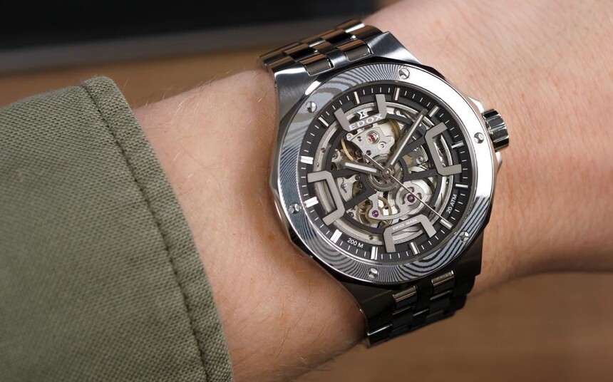 Pe o încheietură cu circumferința de 17,2 cm.