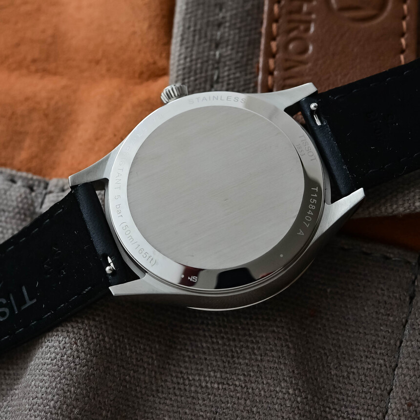 Despre un nivel de decorare nu prea are rost să vorbim la acest mecanism, așa că Tissot l-a acoperit inspirat cu un capac spate plin, având o suprafață care te îmbie la un gravaj personal.