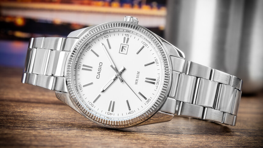 Culori precum alb, negru, albastru merg aproape cu orice și sunt cele mai universale.