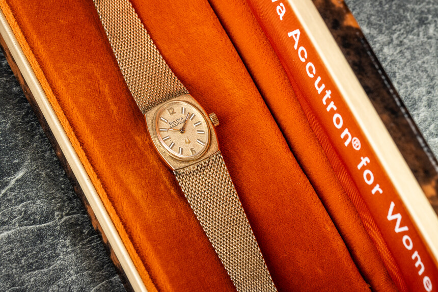 Bulova Accutron cu mecanism cu diapazon.