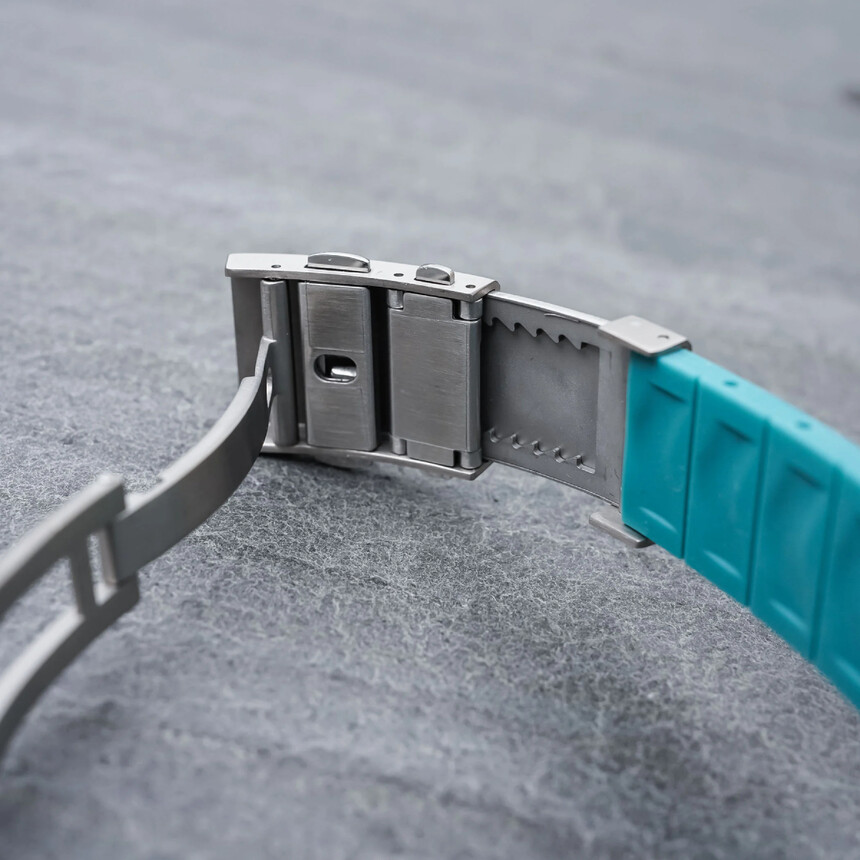Închizătoarele dispun de extensie pentru scufundare. Sursa: ttps://monochrome-watches.com