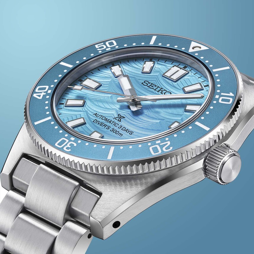 Carcasa este elegant arcuită, cu o fațetă lustruită, însă în esență vorbim de un tool watch, așa că majoritatea suprafețelor sunt periate.
